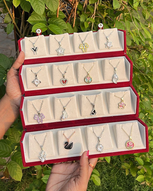 KOREAN NECKLACE RED & CREAM GIFT BOX