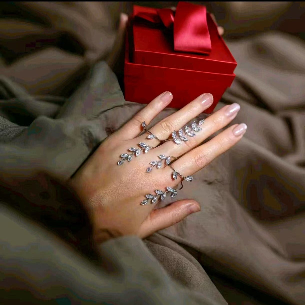 Leafy Luster Luxe Hand Jewellery